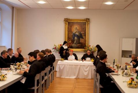 S.E.R le Cardinal Burke a rejoint les chanoines, et préside le repas du soir avec lecture.